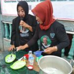 Para Ibu mempraktikan membuat kue klepon yang lezat dari sejumlah bahan di Jalan Raya Kedoya, Kelurahan Kedoya Utara, Kecamatan Kebon Jeruk, Jakarta Barat, Rabu (26/7) siang. Foto: Komunitas Warung Tegal (Kowarteg) Indonesia