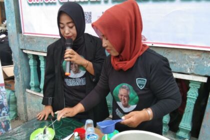 Para Ibu mempraktikan membuat kue klepon yang lezat dari sejumlah bahan di Jalan Raya Kedoya, Kelurahan Kedoya Utara, Kecamatan Kebon Jeruk, Jakarta Barat, Rabu (26/7) siang. Foto: Komunitas Warung Tegal (Kowarteg) Indonesia