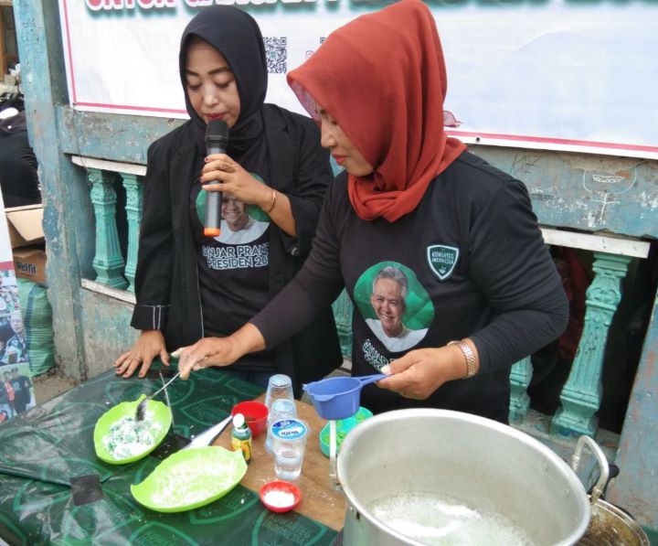 Para Ibu mempraktikan membuat kue klepon yang lezat dari sejumlah bahan di Jalan Raya Kedoya, Kelurahan Kedoya Utara, Kecamatan Kebon Jeruk, Jakarta Barat, Rabu (26/7) siang. Foto: Komunitas Warung Tegal (Kowarteg) Indonesia