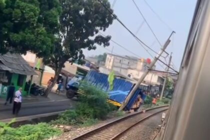 Truk tabrak tiang listrik lintasan Pondok Ranji-Kebayoran, Foto: Instagram, @lensa_berita_jakarta