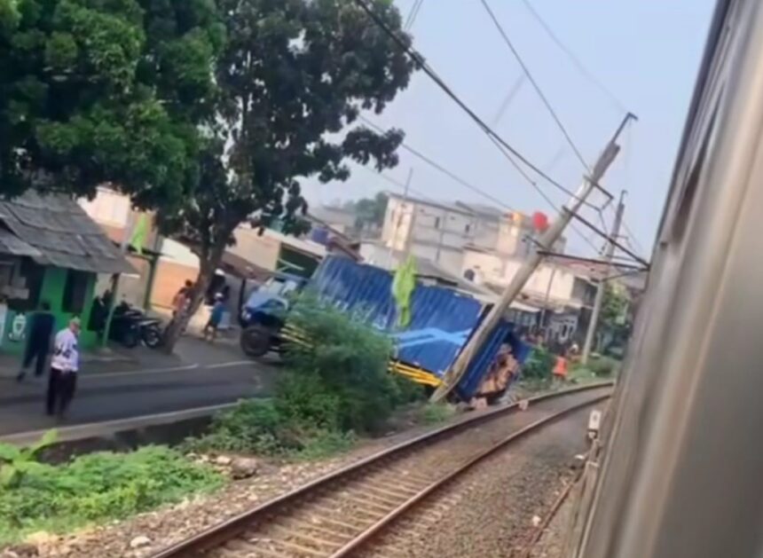 Truk tabrak tiang listrik lintasan Pondok Ranji-Kebayoran, Foto: Instagram, @lensa_berita_jakarta