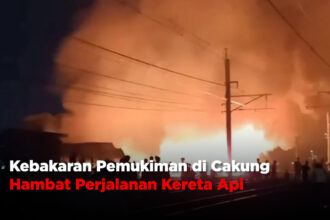 Kebakaran Pemukiman di Cakung Hambat Perjalanan Kereta Api