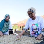 Dalam proses pembuatan kerupuk tradisional banyu pindang di Desa Wangun Harja, Kecamatan Jamblang, Kabupaten Cirebon, Jawa Barat, kerupuk terlebih dahulu dijemur sebelum digoreng dan dikemas. Foto: Ganjar Sejati