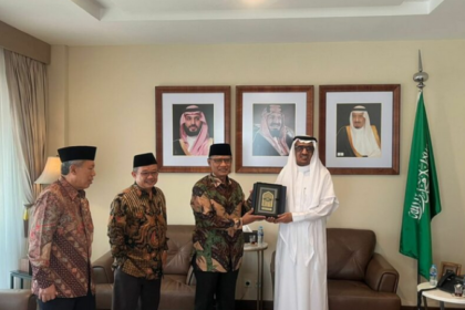 Ketua Umum Pimpinan Pusat Muhammadiyah Haedar Nashir bersama Sekretaris Umum PP Muhammadiyah Abdul Muti, dan Ketua PP Muhammadiyah Syafiq Mughni melakukan kunjungan balasan ke Duta Besar Kerajaan Arab Saudi untuk Indonesia YM. Faisal Abdullah H. Amodi. Foto: PP Muhammadiyah