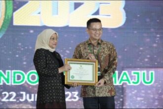 Lai Chaosen, Vice President, Delivery & Service, Huawei Indonesia (kanan) bersama Menteri Ketenagakerjaan Ida Fauziyah.