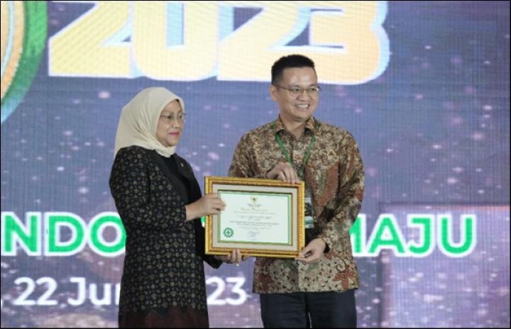 Lai Chaosen, Vice President, Delivery & Service, Huawei Indonesia (kanan) bersama Menteri Ketenagakerjaan Ida Fauziyah.