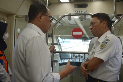 Menhub Budi Karya Sumadi saat menjajal LRT Jabodebek dari Stasiun Harjamukti, Depok menuju Stasiun Dukuh Atas, Jakarta.