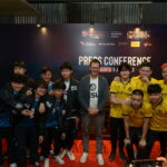 Director - Asia Pacific ESL FACEIT Group (tengah) diapit oleh dua tim peserta yakni Onic Esport (ka) dan Evos Legend (ki).
