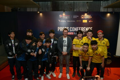 Director - Asia Pacific ESL FACEIT Group (tengah) diapit oleh dua tim peserta yakni Onic Esport (ka) dan Evos Legend (ki).