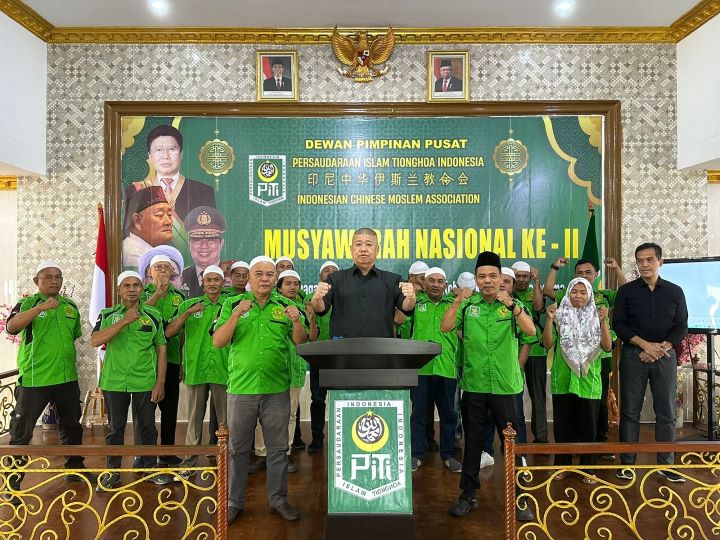 Dalam perhelatan Musyawarah Nasional (Munas) ke-II Persaudaraan Islam Tionghoa Indonesia (PITI) di Gedung Hembing Center, Jakarta Utara pada Jumat (21/7) dan Sabtu (22/7). Para pengurus, perwakilan dan kader PITI se-Indonesia semangat menyanyikan mars PITI. Foto: PITI