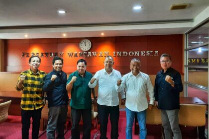 Ketua Bawaslu RI, Totok Hariyono (ketiga dr kanan), bersama jajaran teras PWI