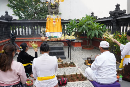 Padmasari Sanggar PemujanMoestopo Satya Dharma 4, , merupakan pura yang dibangun di Universitas.