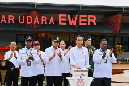 Presiden Jokowi saat meresmikan Pengembangan Bandar Udara (Bandara) Ewer, Kamis (06/07/2023) pagi.