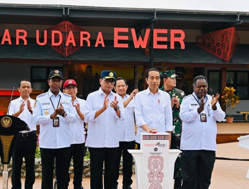 Presiden Jokowi saat meresmikan Pengembangan Bandar Udara (Bandara) Ewer, Kamis (06/07/2023) pagi.
