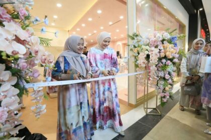 Ria Miranda, Founder dan Creative Director brand RiaMiranda, saat membuka butik barunya di Mal AEON Sentul. Foto: Ist