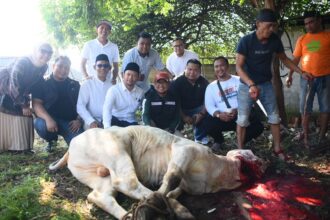 Wakil Wali Kota Depok (tengah bertopi), berfoto bersama BPC HPMI Depok saat digelarnya penuembelihan hewan kurban.