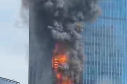 Gedung K-Link yang berlokasi di Setiabudi, Jakarta Selatan, dilanda kebakaran. Foto: Tangkapan layar media sosial.