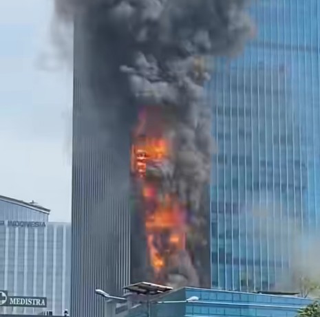 Gedung K-Link yang berlokasi di Setiabudi, Jakarta Selatan, dilanda kebakaran. Foto: Tangkapan layar media sosial.