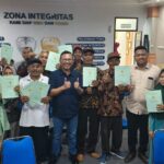 Warga Kelurahan Cilangkap, Kecamatan Tapos, Kota Depok, suka cita usai menerima sertifikat tanah yang masuk dalam program Pendaftaran Tanah Sistematis Lengkap. Foto: BPN