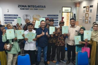 Warga Kelurahan Cilangkap, Kecamatan Tapos, Kota Depok, suka cita usai menerima sertifikat tanah yang masuk dalam program Pendaftaran Tanah Sistematis Lengkap. Foto: BPN