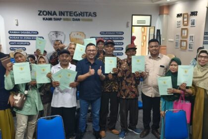 Warga Kelurahan Cilangkap, Kecamatan Tapos, Kota Depok, suka cita usai menerima sertifikat tanah yang masuk dalam program Pendaftaran Tanah Sistematis Lengkap. Foto: BPN