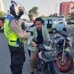 Anggota Sat Lantas Polresta Tangerang mengedukasi pengendara sepeda motor untuk tertib berlalu lintas. Foto/IST