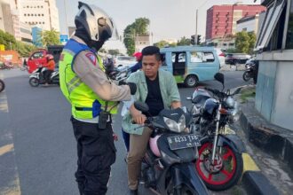 Anggota Sat Lantas Polresta Tangerang mengedukasi pengendara sepeda motor untuk tertib berlalu lintas. Foto/IST
