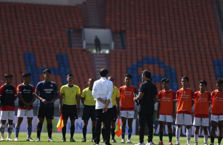 Presiden Joko Widodo saat melakukan peninjauan kesiapan Timnas Indonesia U-17. Foto: PSSI