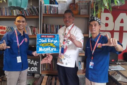 Kepala Dinas Perpustakaan dan Kearsipan DKI Jakarta Firmansyah (berbaju batik) saat mengunjungi Bale Buku Cakung Barat. (ist./dok. Bale Buku Jakarta)
