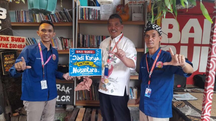 Kepala Dinas Perpustakaan dan Kearsipan DKI Jakarta Firmansyah (berbaju batik) saat mengunjungi Bale Buku Cakung Barat. (ist./dok. Bale Buku Jakarta)