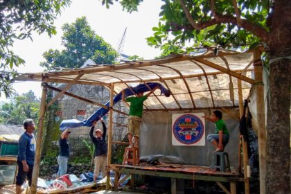 Komunitas Ojek Online (Kajol) Indonesia dukung Ganjar Pranowo bersama para driver ojek online (Ojol) merenovasi dan membuat posko pemenangan, hingga memberikan bantuan Usaha Mikro Kecil Menengah (UMKM) di Kampung Babakan, Desa Tarikolot, Citeureup, Kabupaten Bogor, Jawa Barat, Kamis (6/7) siang. 