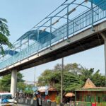 Jembatan Penyeberangan Orang (JPO) di area Terminal Kampung Rambutan, Kecamatan Ciracas, Jakarta Timur tidak terawat dan tidak terdapat atapnya pada sejumlah bagiannya hingga dikeluhkan pengguna jalan, Minggu (16/7) siang.