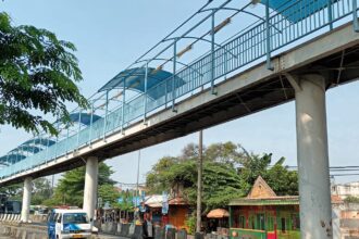 Jembatan Penyeberangan Orang (JPO) di area Terminal Kampung Rambutan, Kecamatan Ciracas, Jakarta Timur tidak terawat dan tidak terdapat atapnya pada sejumlah bagiannya hingga dikeluhkan pengguna jalan, Minggu (16/7) siang.