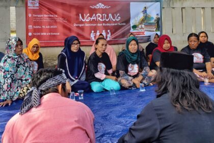 Budayawan, seniman Sunda dan relawan Pandawa Ganjar duduk bersama dalam silaturahmi giat bertajuk 'Ngariung Bersama Seniman dan Budayawan Sunda' di Sanggar Gembul CS, Desa Belendung, Kecamatan Klari, Kabupaten Karawang, Jawa Barat, Sabtu (15/7) siang.