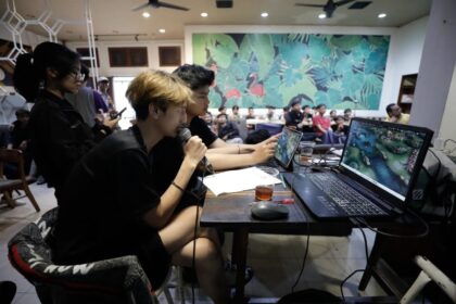 Milenial dan Gen Z serius berlomba dalam turnamen gim Mobile Legends yang diadakan oleh Ganjar Muda Padjajaran (GMP) di Bobber Cafe, Jalan RE Martadinata, Kota Bandung, Jawa Barat, Sabtu (15/7) siang.