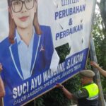 Sejumlah aparat Satpol PP Jakarta Timur saat melakukan penertiban atribut kampanye bakal calon legislatif (Bacaleg) Pemilu 2024 yang bertebaran di wilayah Jakarta.