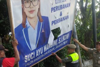 Sejumlah aparat Satpol PP Jakarta Timur saat melakukan penertiban atribut kampanye bakal calon legislatif (Bacaleg) Pemilu 2024 yang bertebaran di wilayah Jakarta.