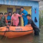 Tim gabungan mengevakuasi warga terdampak menggunakan perahu karet di Kabupaten Padang Pariaman, Sumatera Barat pada Sabtu (15/7) dan Minggu (16/7). Foto: Badan Nasional Penanggulangan Bencana (BNPB).