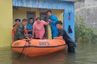 Tim gabungan mengevakuasi warga terdampak menggunakan perahu karet di Kabupaten Padang Pariaman, Sumatera Barat pada Sabtu (15/7) dan Minggu (16/7). Foto: Badan Nasional Penanggulangan Bencana (BNPB).