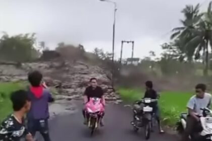 Banjir lahar dingin di Lumajang Jawa Timur yang berasal dari Gunung Semeru.