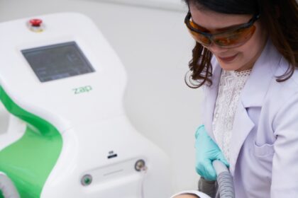 Survei ZAP Beauty Index 2021 menyatakan hampir 40 persen perempuan di bawah 25 tahun mempercayakan perawatannya ke klinik kecantikan.
