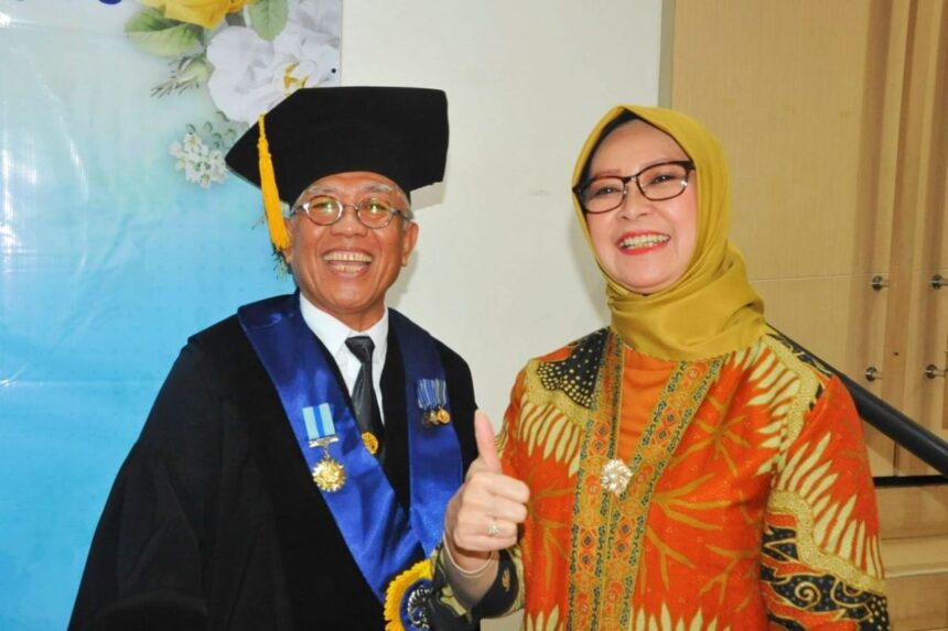 Kepala Badan Pengatur Hilir Minyak dan Gas Bumi (BPH Migas) Erika Retnowati menghadiri pengukuhan Guru Besar Tetap Fakultas Teknik Universitas Indonesia (UI), Andy Noorsaman Sommeng di Kampus UI, Depok, Jawa Barat, Rabu, (26/7/23).