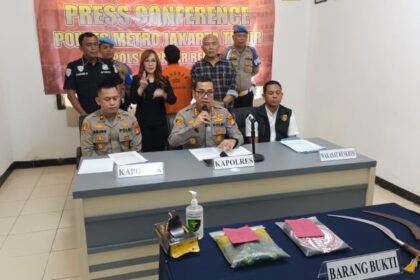 Kapolres Metro Jakarta Timur, Kombes Leonardus Simarmata (tengah) didampingi Kapolsek Pasar Rebo, Kompol Agung (kiri) dan Kanit Reskrim (kanan) saat gelar kasus pembacokan hansip oleh pelaku berinisial MIK, 21, yang telah diringkus setelah sebelumnya kabur bersembunyi ke Daerah Sumatera Barat, Rabu (26/7) siang. Foto: Joesvicar Iqbal/ipol.id