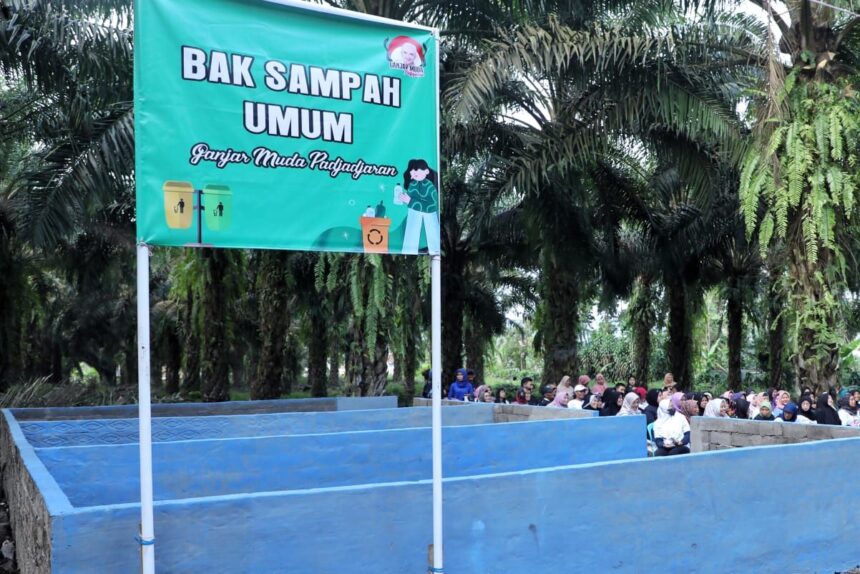 Tiga bak sampah dibuat secara gotong royong oleh sukarelawan Ganjar Muda Padjadjaran (GMP) dan warga untuk menjaga kebersihan lingkungan di Desa Kasomalang Kulon, Kecamatan Kasomalang, Kabupaten Subang, Jawa Barat (Jabar), Sabtu (29/7). Foto: GMP