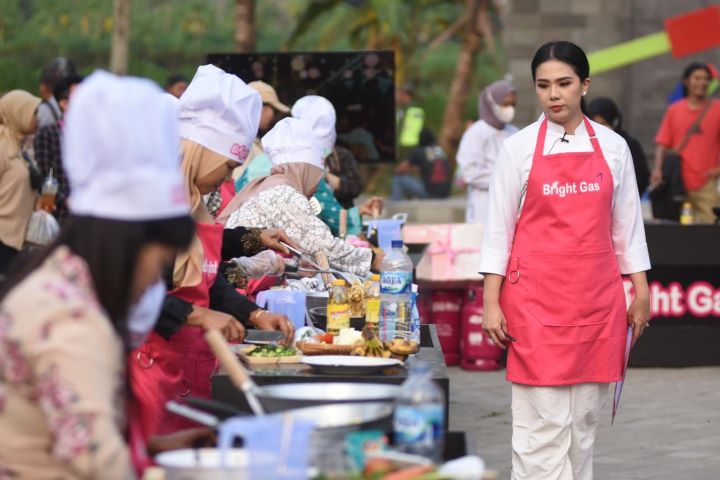 Peserta mengikuti lomba memasak bright gas pada acara “Balkon Fest Pertamina” yang diselenggarakan di Balkondes Wringin Putih, Borobudur, Magelang, Jawa Tengah. Foto: Dok Pertamina