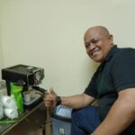 Ilustrasi - Kepala Pasar Rawa Bening, Jatinegara, Jakarta Timur, Ahmad Subhan saat sedang meracik kopi dengan menggunakan mesin/alat penyeduh. Foto: Joesvicar Iqbal/ipol.id