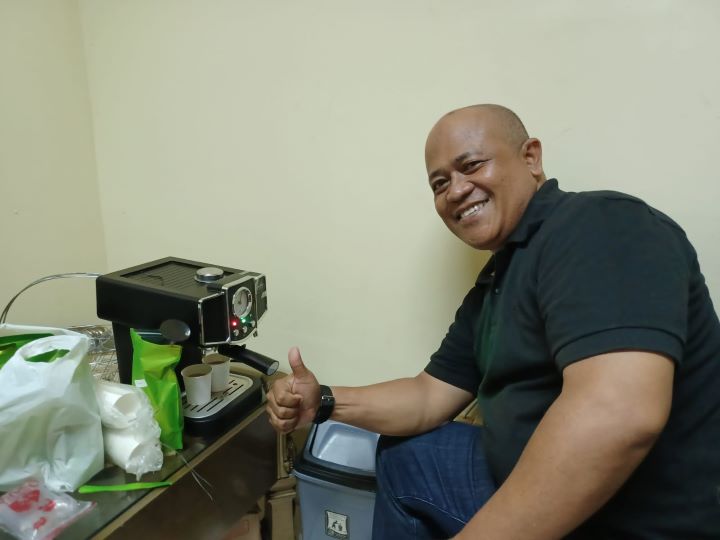 Ilustrasi - Kepala Pasar Rawa Bening, Jatinegara, Jakarta Timur, Ahmad Subhan saat sedang meracik kopi dengan menggunakan mesin/alat penyeduh. Foto: Joesvicar Iqbal/ipol.id