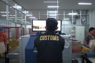 Petugas Bea Cukai mengawasi barang yang masuk dari luar negeri ke Indonesia. Foto: kemenkeu