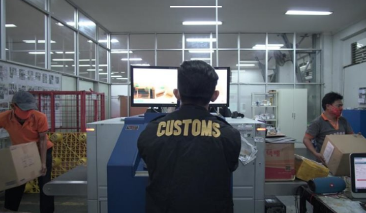 Petugas Bea Cukai mengawasi barang yang masuk dari luar negeri ke Indonesia. Foto: kemenkeu