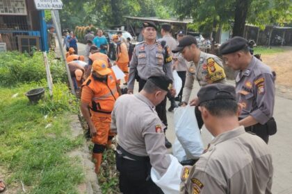 Jajaran Polres Metro Jakarta Selatan dan Polsek Pesanggrahan menggunakan sejumlah karung mengumpulkan sampah-sampah yang telah diangkat dari Kali Uangan di Jalan Swadarma, Pesanggrahan, Kamis (13/7) siang. Foto: Joesvicar Iqbal/ipol.id